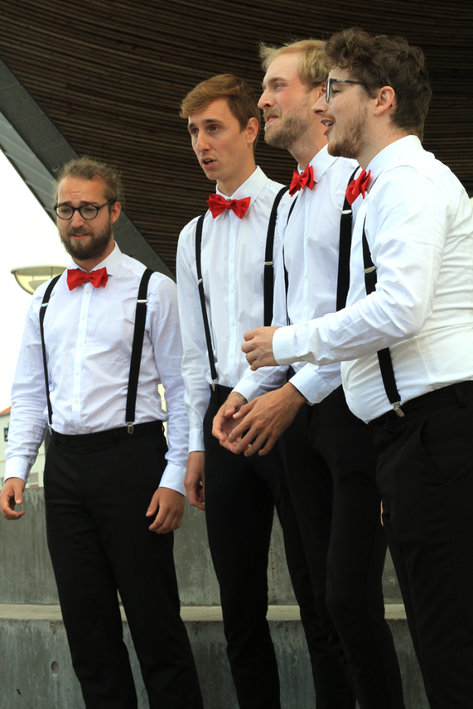 Danski moški kvartet Aarhusa ki pretežno poje pesmi v slogu "barbershop". Dänisches Männerquartett aus Aarhus das vor allem dem "Barbershop"-Stil frönt. Danish quartet from Aarhus that primarily sings music in "barbershop" style. 